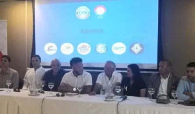 En la foto, el lanzamiento de la temporada de béisbol profesional.