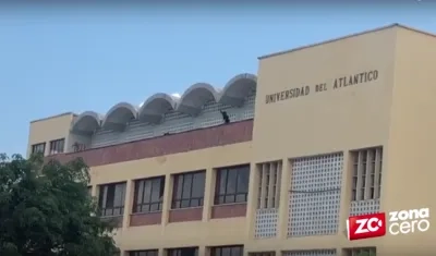 Los encapuchados en la sede de UniAtlántico.