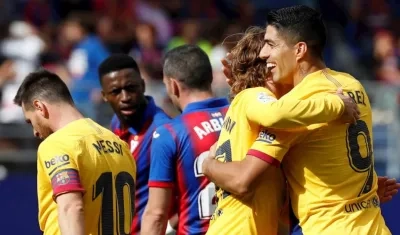 Lionel Messi y Luis Suárez felicitan a Antoine Griezmann. 