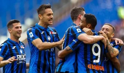 Luis Fernando Muriel festeja con sus compañeros. 