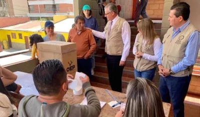 La Misión de la OEA en plena labor.