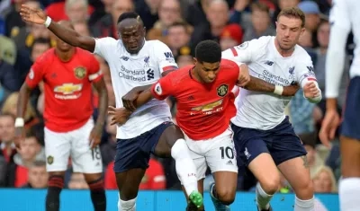 Marcus Rashford ante la marca de los dos jugadores del Liverpool. 