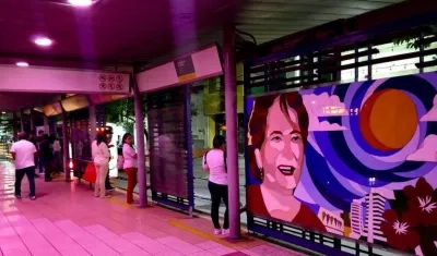 Transmetro en homenaje a las mujeres con cáncer de mama.