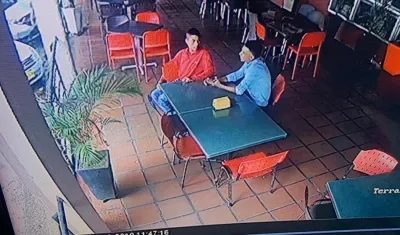 Los dos sospechosos que le marcaron la zona a los sicarios.