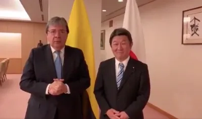 Carlos Holmes Trujillo y Toshimitsu Motegi.