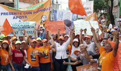 La candidata Beatriz Barraza acompañada de seguidores.