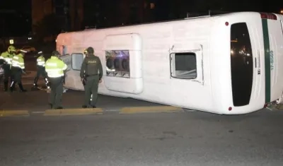 Así quedó el bus de la Policía.