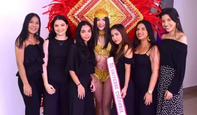 Nayla Piña junto a las estudiantes que confeccionaron su vestuario.