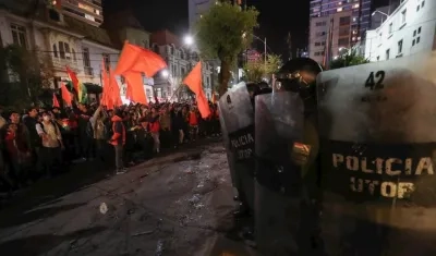 Adeptos de Mesa y Morales se enfrentan en Bolivia por recuento de votos.