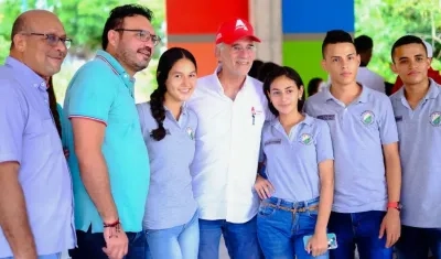 Autoridades de la Gobernación con los estudiantes.