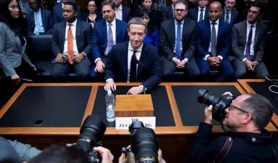 El presidente y fundador de Facebook, Mark Zuckerberg (C), testifica ante el Comité de Servicios financieros del Congreso de Estados Unidos, este miércoles en el Capitolio de Washington DC.