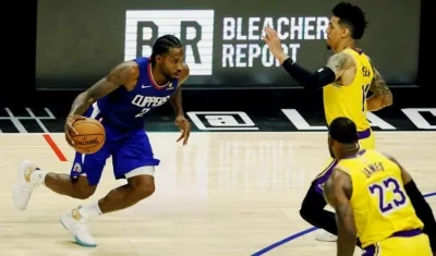 Kawhi Leonard ante la marca de Danny Green y LeBron James. 