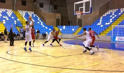 Acción del partido esta noche en Bogotá.