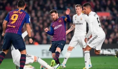 Acción de un clásico anterior entre Barcelona y Real Madrid. 