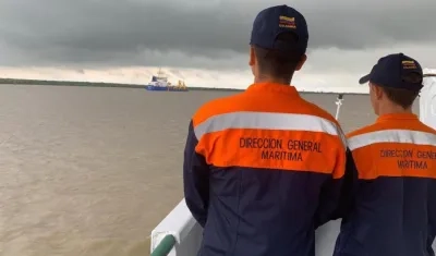 Personal de la Dimar monitoreando los trabajos de dragado.