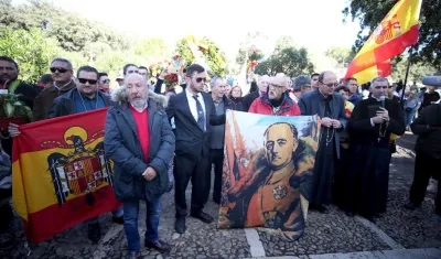 Familiares y seguidores en el cementerio.