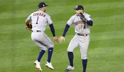 Jugadores de los Astros festejan el triunfo. 
