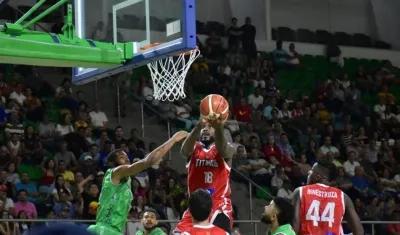 Un jugador de los Titanes anota en el partido jugado en el Elías Chegwin.