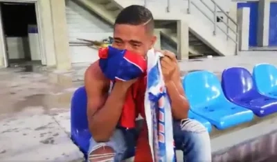 Hincha del Unión Magdalena llora desconsolado. 