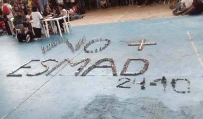 Foto de reunión de estudiantes de la Universidad del Atlántico.