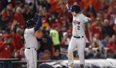 Alex Bregman celebrando el Grand Slam con Gary Pettis.
