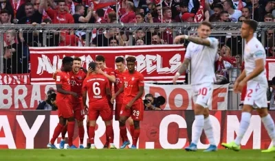 Jugadores del Bayern celebran parcialmente la anotación. 