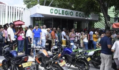En el Colegio Colón no llegaron los tarjetones para ediles, por eso el comienzo de la jornada electoral demoró.