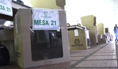 Mesas vacías por la falta de tarjetones.