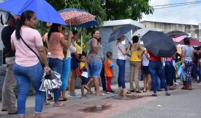 Votantes esperando su ingreso a los puestos.