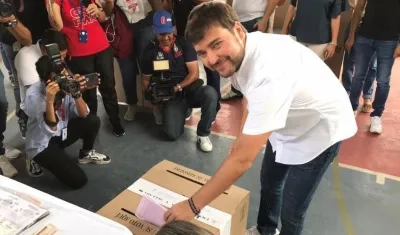 El candidato Jaime Pumarejo en el momento de votar.