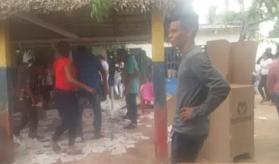 Puesto de votación en Pujiño Del Carmen.