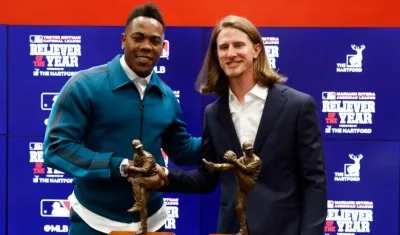 Aroldis Chapman, de los Yanquis de Nueva York, y Josh Hade, de los Cerveceros..