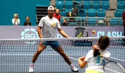 Rafael Nadal juega con una pequeña aprendiz. 