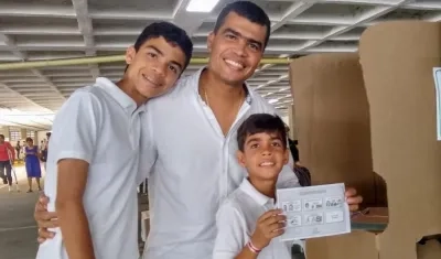 El candidato Rodney Castro, en compañía de sus hijos.