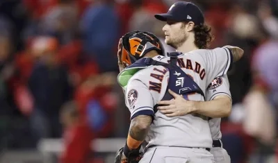 Gerrit Cole (D) y Martin Maldonado (I) celebran el triunfo de Astros ante los Nacionales