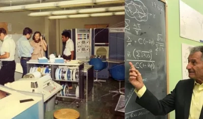 Foto del equipo del científico Leonard Kleinrock en 1969 y una foro actual.