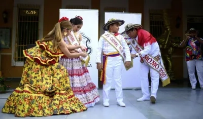 La Reina del Carnaval y el Rey Momo 2020 ponen la banda a los nuevos reyes infantiles.