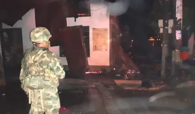 Ejército custodia la sede de la Alcaldía de Nechí.