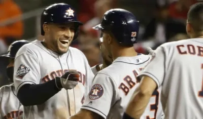 George Springer celebra con sus compañeros un cuadrangular. 