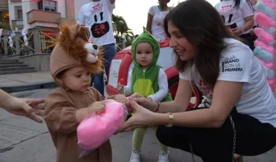 La Primera dama del Distrito comparte con niños de la ciudad en el Día de los Niños.