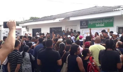 Protesta frente a la Registraduría de Soledad.