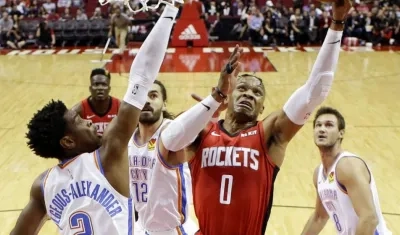 Russell Westbrook anota ante la defensa rival. 
