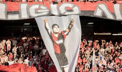 Diego Maradona en la pancarta de los hinchas. 