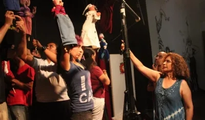 La actriz mexicana María Lourdes Miramontes dirigiendo la obra.