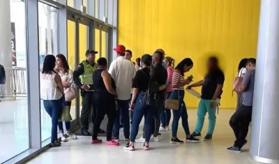 Los jóvenes cuando fueron frenados a la entrada del 'Puerta de Oro'.