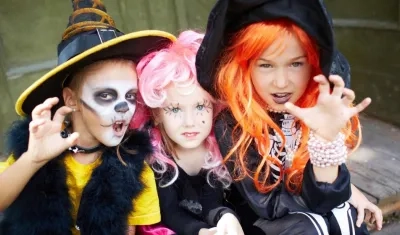 Niños disfrazados en Halloween.