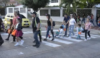 Niños disfrazados y acompañados de sus padres.