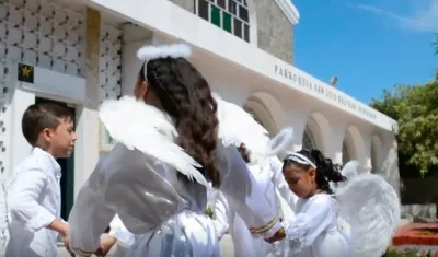 Niños disfrazados de ángeles.