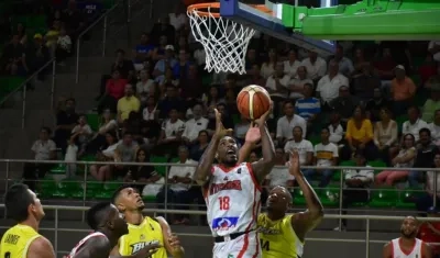 Imagen del partido entre Titanes y Búcaros.