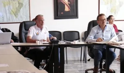 Eduardo Verano, Gobernador del Atlántico, en una reunión del Consejo Superior de la Universidad del Atlántico, a su lado Carlos Prasca.